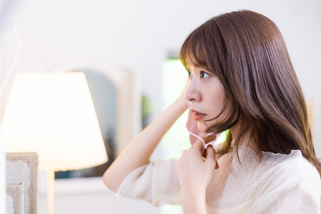マスクをつける女性